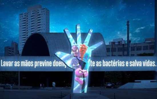 Em ação de conscientização, "Mão", do Memorial da América Latina, é tomada por bactérias