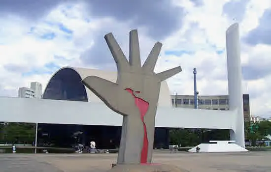 Memorial da América Latina reabre drive-thru para vacinação contra a Covid-19