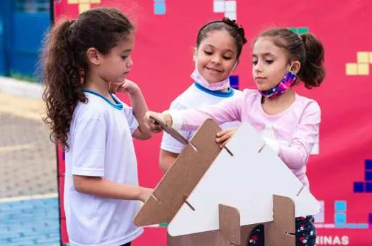 Expedição Meninas Curiosas, Mulheres de Futuro chega a Mauá com peça de teatro e oficinas