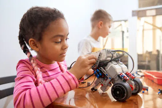 Meninas cientistas: papel da escola para que elas se interessem mais pelas áreas de exatas