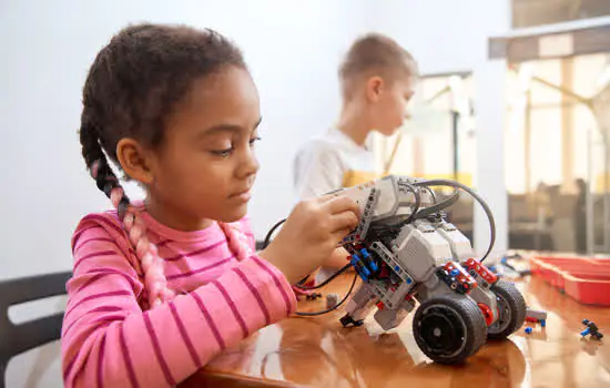 Meninas cientistas: papel da escola para que elas se interessem mais pelas áreas de exatas