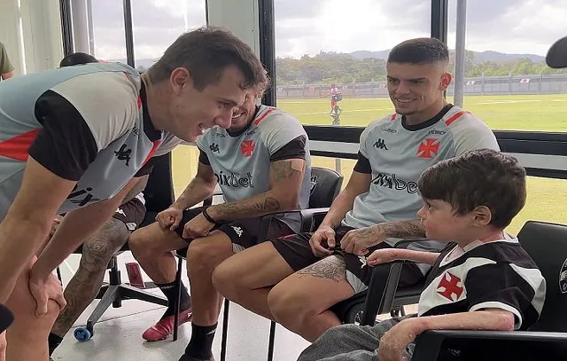 Menino Guilherme deixa coma após 16 dias e visita jogadores do Vasco no CT