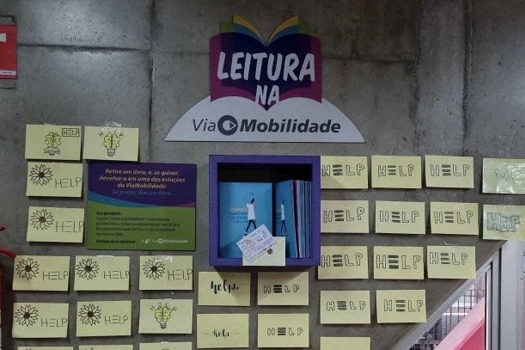 Projeto Help distribui cartinhas de apoio e acolhimento em estações de metrô de SP