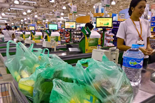 No RJ, projeto de lei quer proibir a cobrança de sacolas biodegradáveis