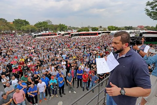 Trabalhadores na Mercedes cruzam os braços em protesto às 3,6 mil demissões anunciadas