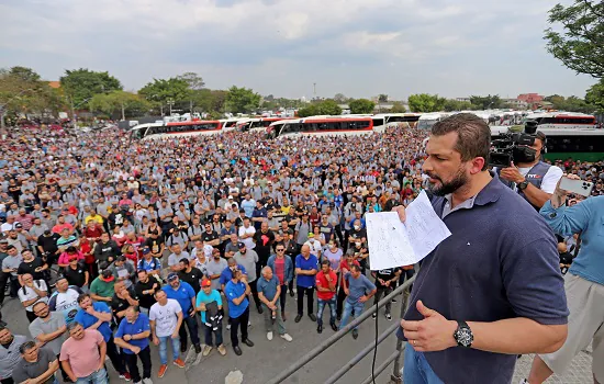 Trabalhadores na Mercedes cruzam os braços em protesto às 3