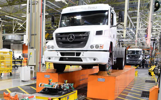 Mercedes-Benz encerra produção do Atron 1635 e apresenta o Axor como seu sucessor