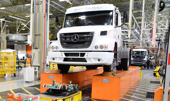 Mercedes-Benz encerra produção do Atron 1635 e apresenta o Axor como seu sucessor