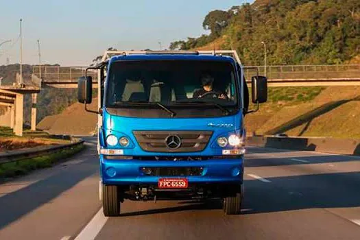 Mercedes-Benz entrega primeiro caminhão vendido por meio do showroom virtual