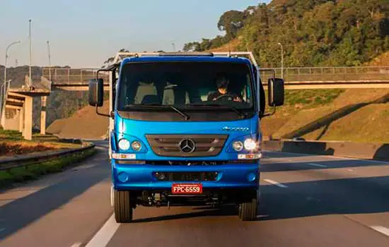 Mercedes-Benz entrega primeiro caminhão vendido por meio do showroom virtual