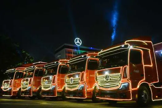 Fábrica da Mercedes-Benz recebe a Caravana Iluminada de Natal da Coca-Cola