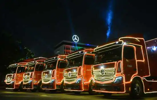 Fábrica da Mercedes-Benz recebe a Caravana Iluminada de Natal da Coca-Cola