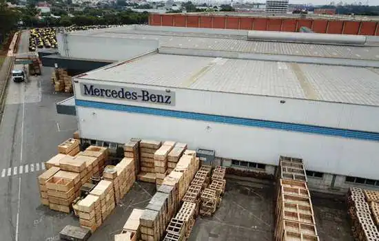 Mercedes-Benz do Brasil comemora marco de 150.000 caminhões e ônibus exportados em CKD