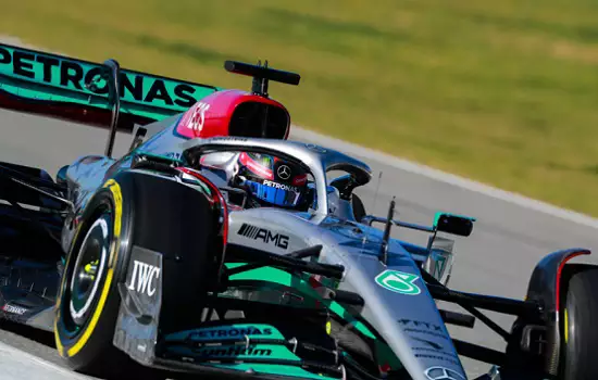 Mercedes promete evolução no carro após frustrante 13º lugar de Hamilton