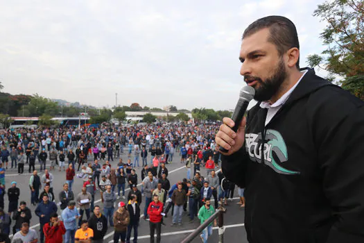 Trabalhadores continuam em greve na Mercedes-Benz