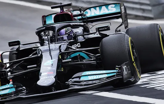 Hamilton renova contrato com a Mercedes por 2 temporadas e prevê mais conquistas