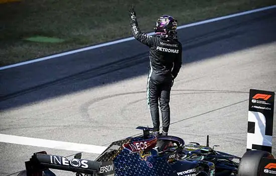 Hamilton conquista a sétima Pole Position em nove corridas