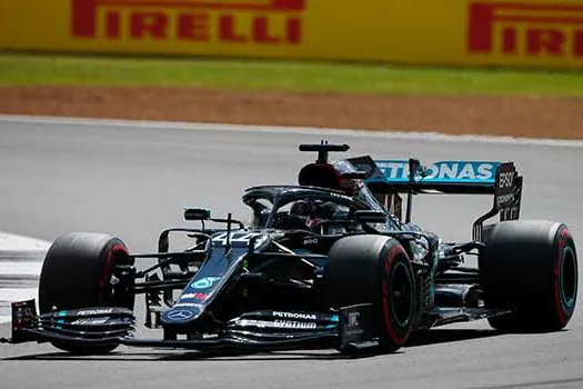 Fórmula 1: Hamilton vence corrida com pneu furado