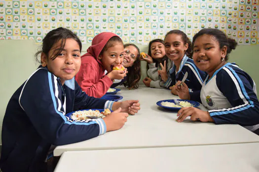 Diadema entrega kit alimentação para todos os alunos da rede