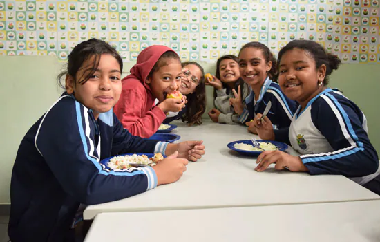 Diadema entrega kit alimentação para todos os alunos da rede