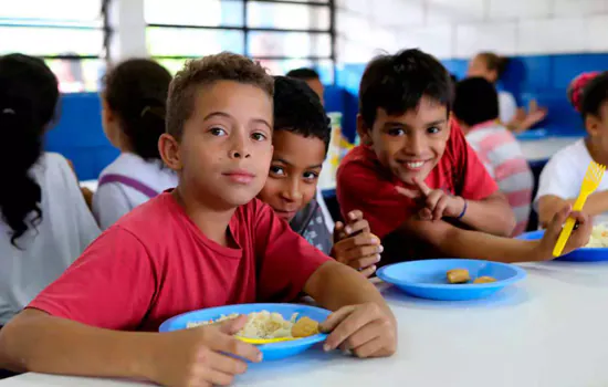 SP paga a terceira parcela do benefício Merenda em Casa para 740 mil estudantes