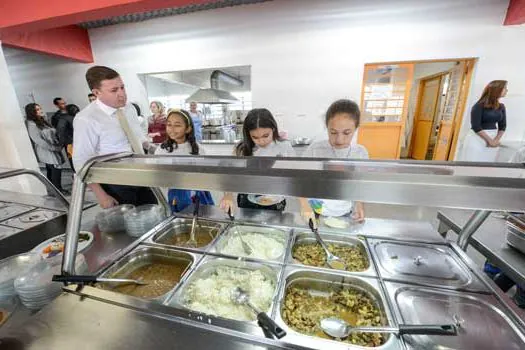 Orlando Morando consolida a implantação do almoço nas escolas municipais