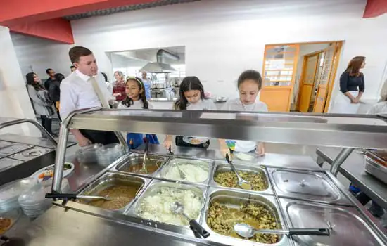 Orlando Morando consolida a implantação do almoço nas escolas municipais