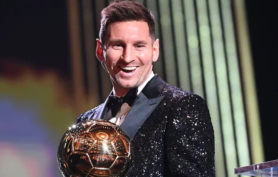 Messi amplia recorde e ganha 7ª Bola de Ouro da carreira