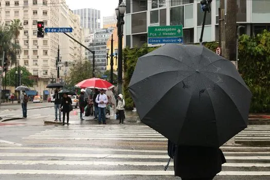 Domingo de eleição terá pancadas de chuva em boa parte do país