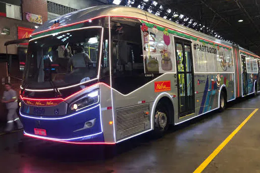 Ônibus de Natal da Metra tem Papai e Mamãe Noel no corredor ABC