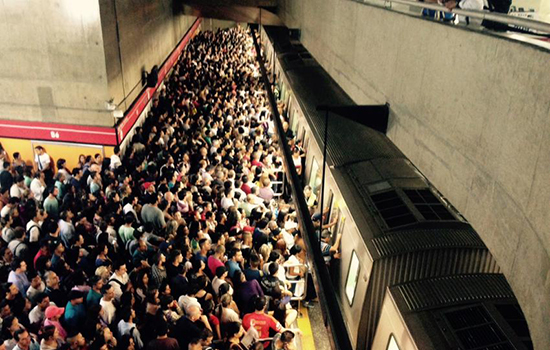 Passageiros ocupam plataforma da estação Sé do metrô