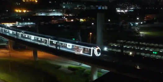 Dois trens na Linha 5-Lilás circulam iluminados pelas estações da ViaMobilidade