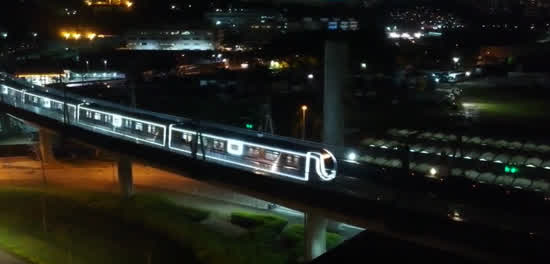 Dois trens na Linha 5-Lilás circulam iluminados pelas estações da ViaMobilidade