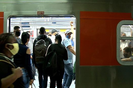 Metrô de SP para em horário de pico, mas situação já é normal