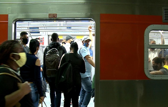 Metrô de SP para em horário de pico