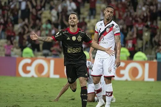 Em noite de Michael, Flamengo derrota Atlético-GO no Maracanã