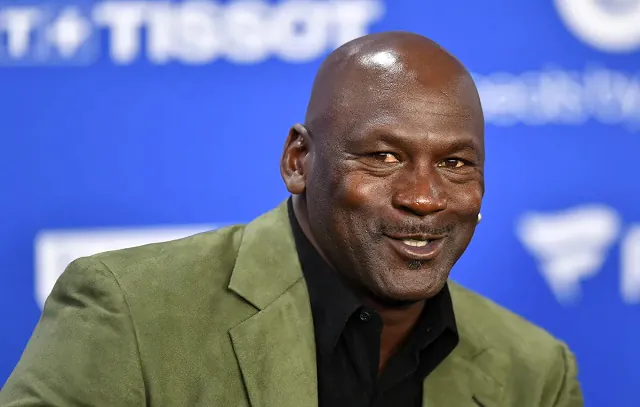 Michael Jordan vai vender Charlotte Hornets