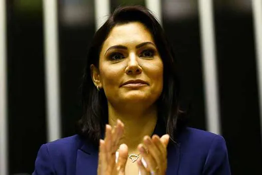 Michelle Bolsonaro afirma ter testado negativo para covid-19