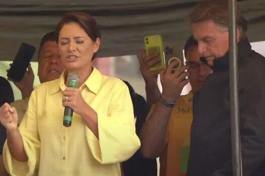 Michelle Bolsonaro discursa em tom de campanha e faz oração em Juiz de Fora
