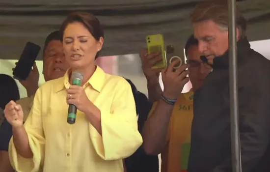 Michelle Bolsonaro discursa em tom de campanha e faz oração em Juiz de Fora