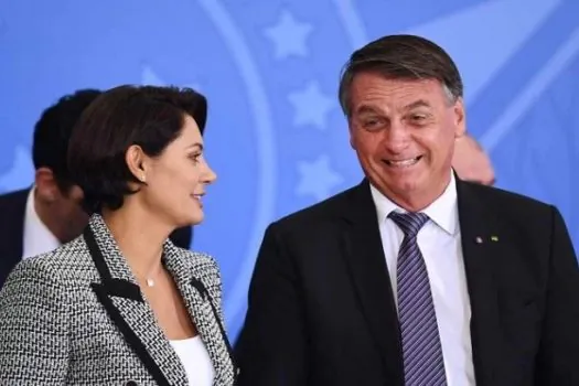 Casal Bolsonaro processa Lula, pede indenização e retratação sobre móveis do Alvorada