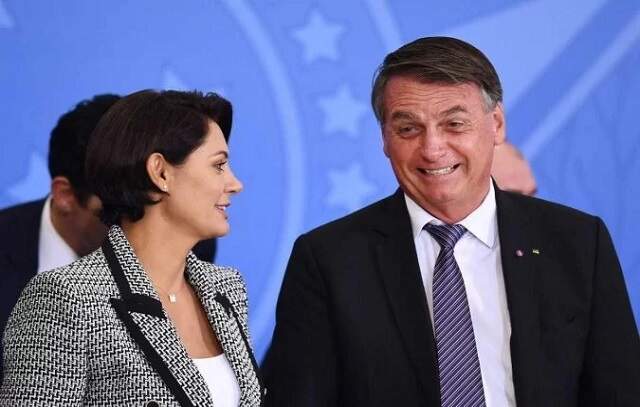 Inelegível pelo TSE: Bolsonaro diz que Michelle é inexperiente para a política