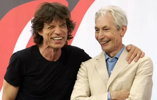 Mick Jagger faz homenagem a Charlie Watts um ano após morte do baterista