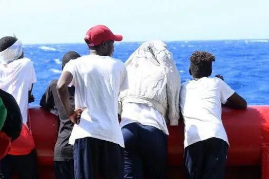 Navios com 379 migrantes no Mediterrâneo pedem porto para desembarcar