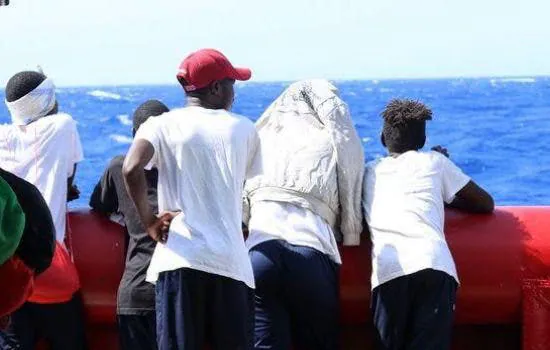 Navios com 379 migrantes no Mediterrâneo pedem porto para desembarcar