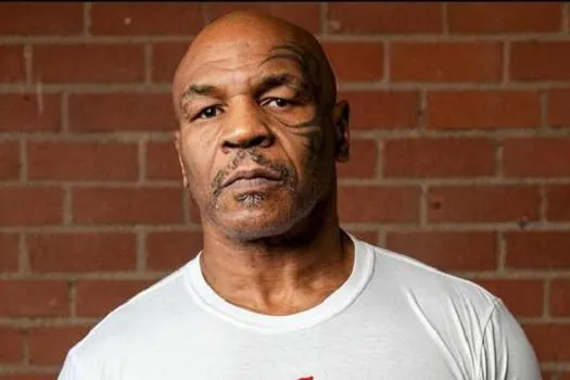 Mike Tyson perde paciência dentro de avião e agride passageiro com socos