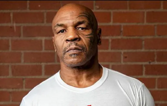 Mike Tyson perde paciência dentro de avião e agride passageiro com socos