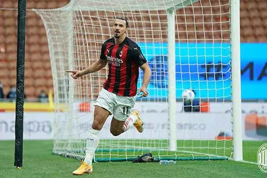 Ibrahimovic faz 2 e garante Milan na liderança em dérbi de Milão