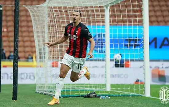 Ibrahimovic faz 2 e garante Milan na liderança em dérbi de Milão