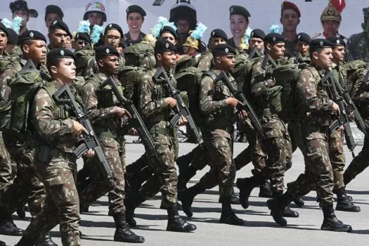 “É a volta dos que nunca foram”, diz pesquisador sobre militares no governo Bolsonaro